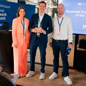 Den OVHcloud-Award „Business Excellence Partner of the Year 2026“ gewinnt Pricewaterhouse Coopers (PwC), überreicht an Maximilian Meißner (m.), Director bei PwC Deutschland und Experte für Cloud & Data Management inbesondere für den Public Sector.(Bild:  Patrick Hess)