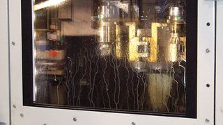 Die Maschinensicherheitsscheiben von HEMA mit integrierter LED-Beleuchtung bieten dem Bediener wirksamen Schutz vor sich lösenden Werkstücken, abgebrochenen Werkzeugteilen, heißen Spänen sowie Ölen und Kühlmitteln. (Bild: Hema)