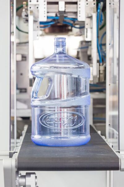 PC-Wasserspenderflasche, hergestellt auf einer kompakten Extrusionsblasformmaschine des Typs BA 25 von Bekum mit einer Schließkraft von 200 kN. (Bekum)