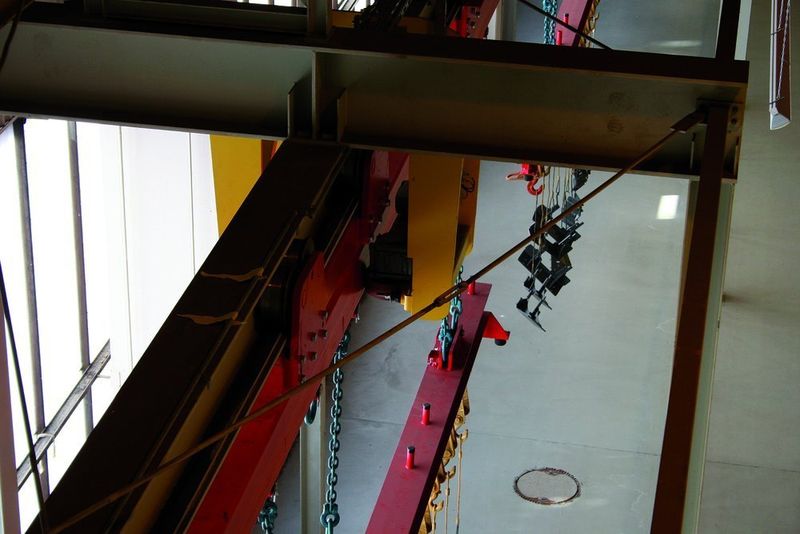 Bild 3: Festinstallierte Reibräder (gelb) sorgen für den Vorschub der Gehänge (rot) mit den Werkstücken. Auf diese Weise ist kein Antriebssystem an den Transporteinheiten notwendig. (Archiv: Vogel Business Media)