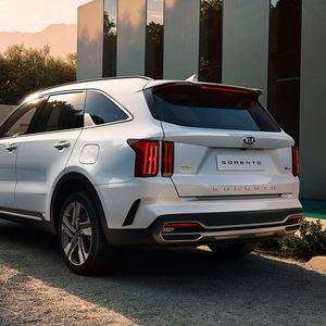 Von hinten erinnert das Auto stark an amerikanische SUVs.(Bild:  Kia)