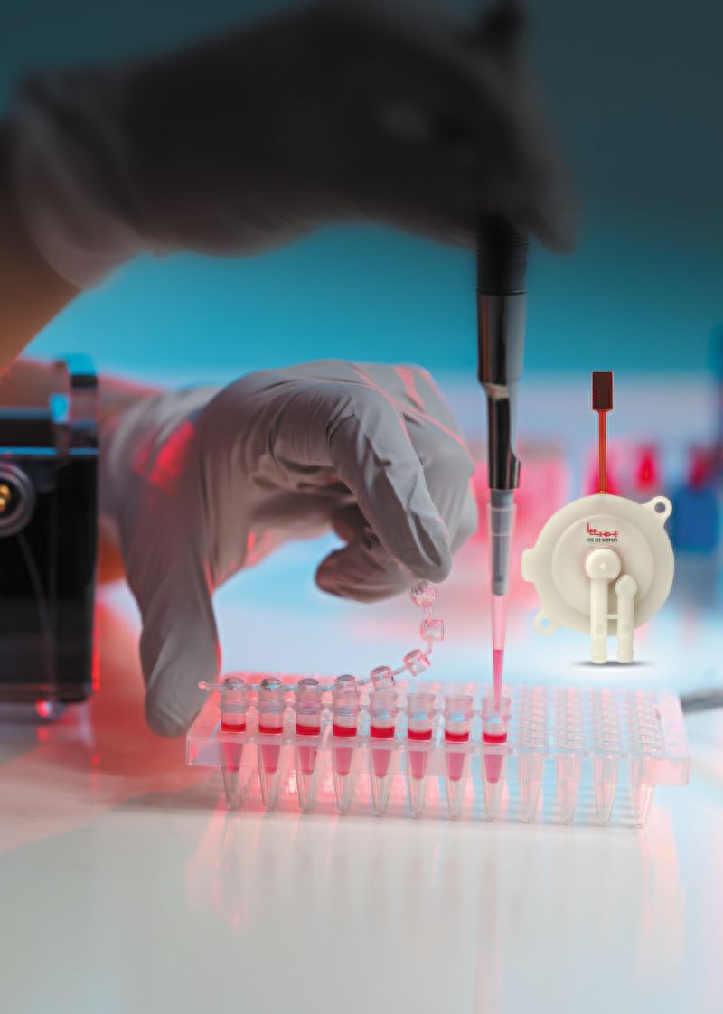 La Disc Pump dimostra i propri vantaggi anche nelle applicazioni aria-liquido, come nel caso delle pipette a cuscinetto d’aria.(Bild:  Collage: Adobe Stock / luchschenF, Lee)