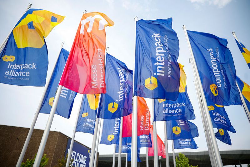 Mehr als 2.800 Aussteller aus 65 Ländern verwandelten vom 7. bis 13. Mai 2026 Düsseldorf in das globale Zentrum der Processing & Packaging-Branche. Die Interpack zeigte eindrucksvoll: Ohne intelligente Verpackungslösungen gibt es weder moderne Produktion noch sichere globale Versorgung.  Von hochmodernen Verpackungsmaschinen über komplette Produktionslinien bis hin zu innovativen Materialien und Prozesstechnik – die Messe präsentierte die gesamte Bandbreite der Industrie. Besonders spannend: Viele Anlagen liefen live, die Produktion war direkt vor Ort erlebbar.  Lassen Sie die Messe noch einmal Revue passieren und klicken Sie sich durch unsere Bildergalerie! (Bild: Messe Düsseldorf / Tillmann)