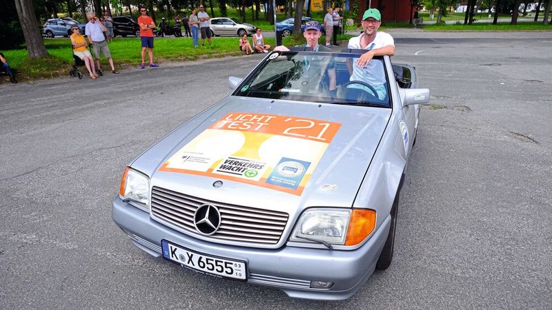 Sie warben für den Licht-Test 2021: Stefan Meyer (rechts) und Simon Pfost von der ZDK-Abteilung für Öffentlichkeitsarbeit im Mercedes-Benz R129, Bj. 1989. (Bild: Zietz/»kfz-betrieb«)