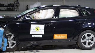 Das Euro-NCAP-Institut vergab nach seinem jüngsten Test für fünf Fahrzeuge die Höchstpunktzahl von fünf Sternen. Besonders lobten die Prüfer den Volvo V40: Sein Fußgängerairbag setze Standards, bemerkte das Institut. (EuroNCAP)