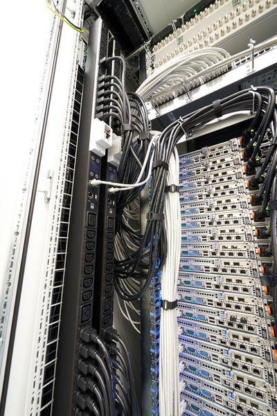 Administrators can make remote maintenance easy by using intelligent PDUs. If an IT rack is difficult to access, for example, or if the system also has to be maintained at the weekend, a PDU with switchable connectors is very helpful, since individual sockets can be remotely switched. (Photo: Rittal)