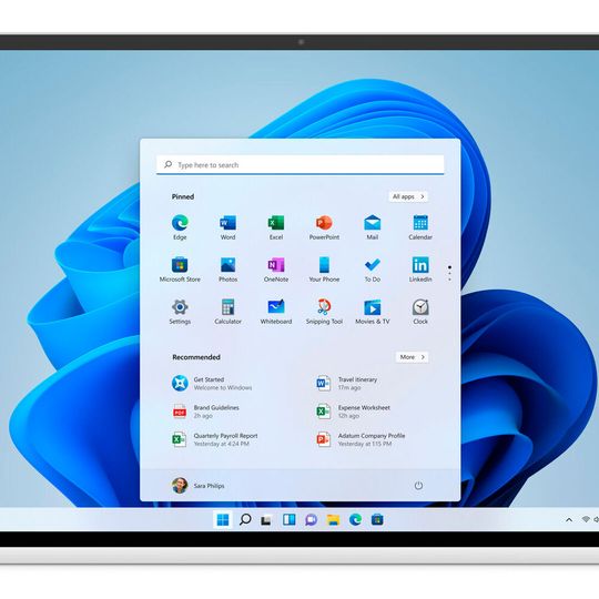 Zentral(e): Das runderneuerte Startmenü kommt ohne Kacheln aus und sitzt standardmäßig in der Mitte des Bildschirms. Die Fensteroptik tendiert stark Richtung macOS.(Bild:  Microsoft)