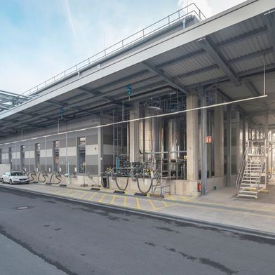 Blick auf die neue, auf Nachhaltigkeit getrimmte, Lackproduktion von BASF Coatings in Münster, die jetzt ihre Arbeit aufgenommen hat. Lesen Sie hier, warum man sich dafür entschieden hat ... (Bild: BASF)