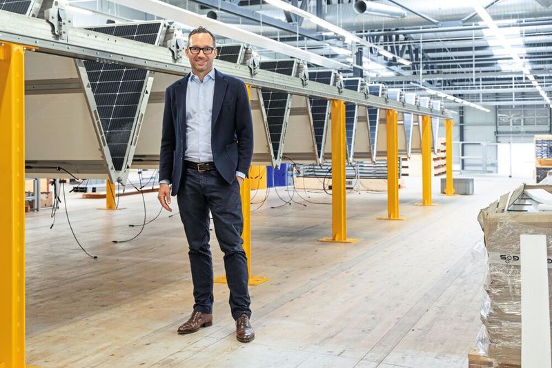 dhp Technology Co-Founder und CEO Gian Andri Diem in der Fertigung (Bild: Schneider Electric)