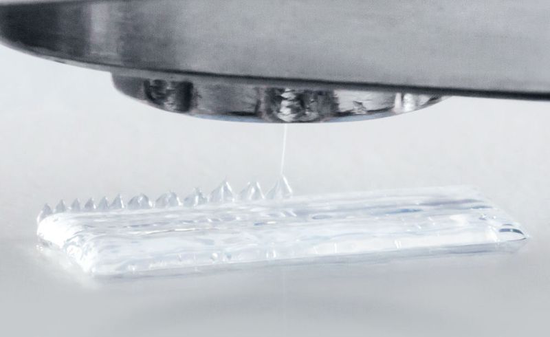 Die Düse setzt ein Tröpfchen Silikon nach dem anderen exakt dort ab, wo es das Computerprogramm vorgibt. (Bild: Wacker)