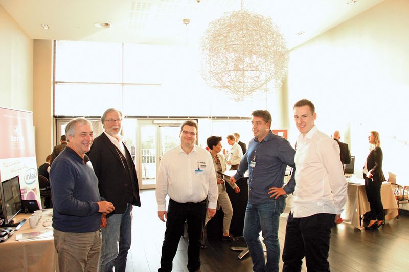 In den Pausen konnten sich die Teilnehmer über die Angebote der Distributionspartner ADN, ALSO, Ingram Micro, Tech Data und Wortmann informieren. (Bild: Vogel IT-Akademie)