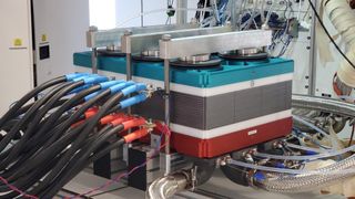 Das Zentrum für Sonnenenergie- und Wasserstoff-Forschung Baden-Württemberg (ZSW) präsentiert ein Konzept für weltweit größten PEM-Brennstoffzellen-Stack mit 1.300 Quadratzentimetern Aktivfläche. Abgebildet ist der 15-zellige Demonstrator im Teststand in HyFaB.  (Bild: ZSW / Elvira Eberhardt)