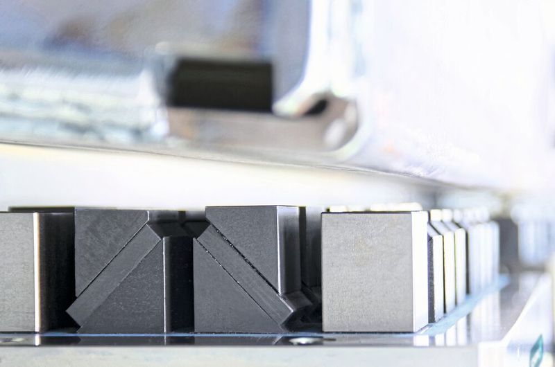 Beim Spannvorgang passen sich die beweglich gelagerten Easy-Turn Polverlängerungen (hier schwarz) flexibel an das Werkstück an und sorgen für eine deformationsarme Aufspannung.  (Schunk)