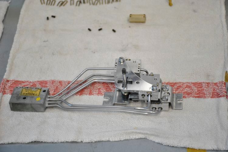 Was elektronisch eine „Kleinigkeit“ ist, bedeutet im Fall eines hydraulischen Antriebs durchaus einigen Aufwand, wie das Beispiel einer Bedienungseinheit der hydraulischen Sitzverstellung eines 600er in Kurzversion zeigt (die Pullman-Version hatte diese Sitzverstellung nicht, weil typisches Chauffeurfahrzeug).  (Dominsky/»kfz-betrieb«)