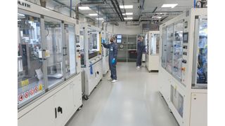 Das Fraunhofer ISE nebst Partnern hat den Zellaufbau von Batterien optimiert. In der gleichen Zellgröße steckt jetzt deutlich mehr Energie beziehungsweise Speicherkapazität. Hier werden Pouch-Zellen im Trockenraum des ISE gefertigt. Lesen Sie hier, warum das wichtig ist ... (Bild: Fraunhofer ISE)