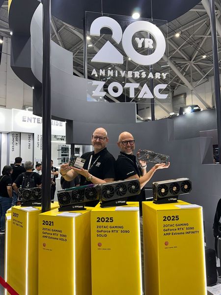 Noch ist es ruhig auf dem ZOTAC Stand, (l.) Horst Günther und Maciej Wieczorek. Glückwunsch zum 20. Jubiläum. (Bild: Vogel IT-Medien)