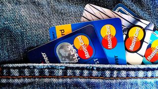 Für so manchen gilt die Zeit der Konto - und Kreditkarten bereits als angezählt. Micropayment per Handy ist hierzulande noch der letzte Schrei, in China geschieht erste Authentifizierung bereits mit biometrischhen Merkmalen. Doch machen die Kensysteme in den Banken das mit?  (TheDigitalWay auf Pixabay)