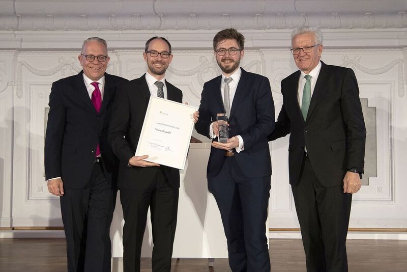 CEO of L-Bank, Dr. Axel Nawrath, presented the State Prize for Young Companies to Martin Hermatschweiler and Michael Thiel (both Nanoscribe) together with Minister-President Winfried Kretschmann (from left to right) (KD Busch/ L-Bank)