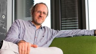 Schölkopf erklärt: „Kl ist im Spiel, wenn das Smartphone abgespeicherte Fotos automatisch nach Gesichtern und Themen wie Urlaub gruppiert oder Texte von einer Sprache in eine andere übersetzt.“
 (Körber-Stiftung/Friedrun Reinhold)