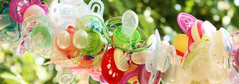 Bisphenole sind Weichmacher, die weltweit in einer großen Zahl von Kunststoff-Produkten enthalten sind – beispielsweise in Lebensmittelverpackungen, Plastikgeschirr, Trinkflaschen, Spielzeug, Zahnfüllungen – oder Babyschnullern. Bisphenole sind Weichmacher, die weltweit in einer großen Zahl von Kunststoff-Produkten enthalten sind – beispielsweise in Lebensmittelverpackungen, Plastikgeschirr, Trinkflaschen, Spielzeug, Zahnfüllungen – oder Babyschnullern.