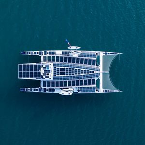 Solarenergie ist die primäre Quelle der Energieerzeugung an Bord des Energy Observers. Insgesamt 141 m². Bei Testfahrten im Mittelmeerraum lieferten die Solarpanel zwischen 100 und 120 kWh pro Tag. In Nordeuropa werden aufgrund der schwächeren Sonneneinstrahlung es voraussichtlich maximal 60 bis 70 kWh pro Tag sein. 40% der Energie, die von den 141 m² Photovoltaikmodulen geliefert wird, versorgt die Batterien tagsüber während während der Fahrt. Der Rest stammt aus Wasserstoff, der während der Zwischenstopps produziert wird. Im Mittelmeerraum schwankte die durchschnittliche Solarproduktion zwischen 100 und 120 kWh pro Tag. Die Seeleute und Ingenieure schätzen, dass die Auswirkungen der geringeren Sonneneinstrahlung in Nordeuropa die Produktion mit der derzeitigen Ausrüstung auf maximal 60 bis 70 kWh pro Tag reduzieren wird.