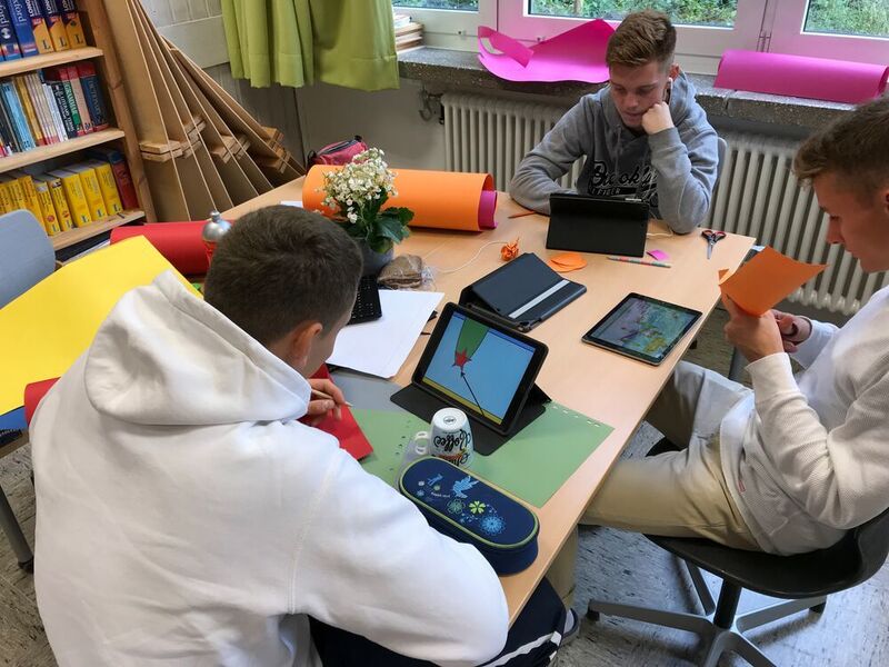 Montessori-Schüler mit dem iPad (Montessori Gemeinschaftsschule Saar)