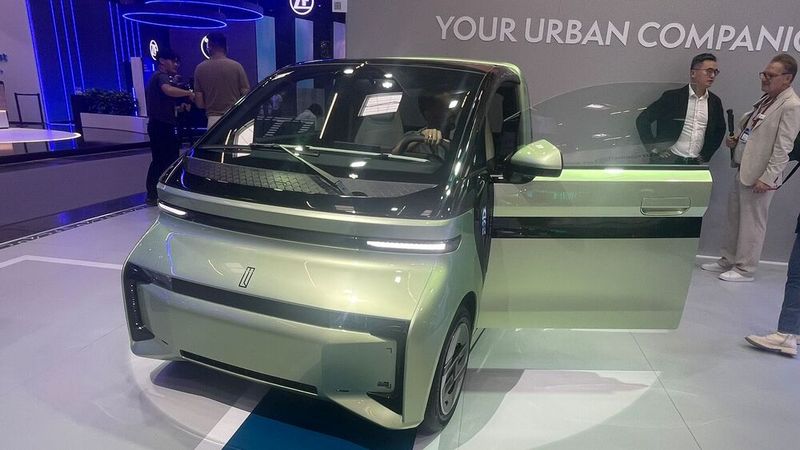 … und stößt in die Lücke des Smart Fortwo. (Bild: Grimm – VCG)