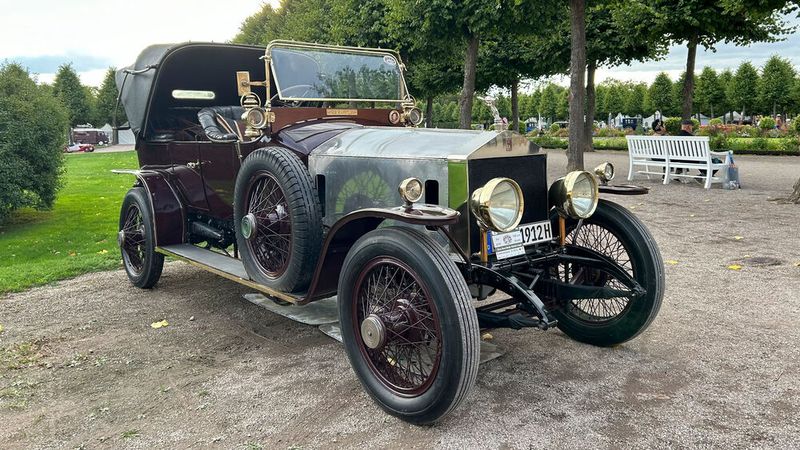Aus dem Jahr 1922 stammt dieser Rolls-Royce Silver Ghost. Den Doppel-Phaeton-Aufbau lieferte der französische Karosseriebauer Binder. (Bild: Peter Diehl)