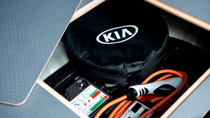 Das Ladezubehör findet unter dem Boden Platz. (Bild: Kia)