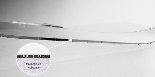 Beim Colorform-Verfahren von Krauss-Maffei brauchte es bisher etwa 0,5 Millimeter an Polyurtahn-Schichtdicke, um die Oberflächen von Kunststoffteilen zu veredeln. Das hat man jetzt auf nur noch 0,1 Millimeter reduzieren können.(Bild:  Krauss-Maffei)