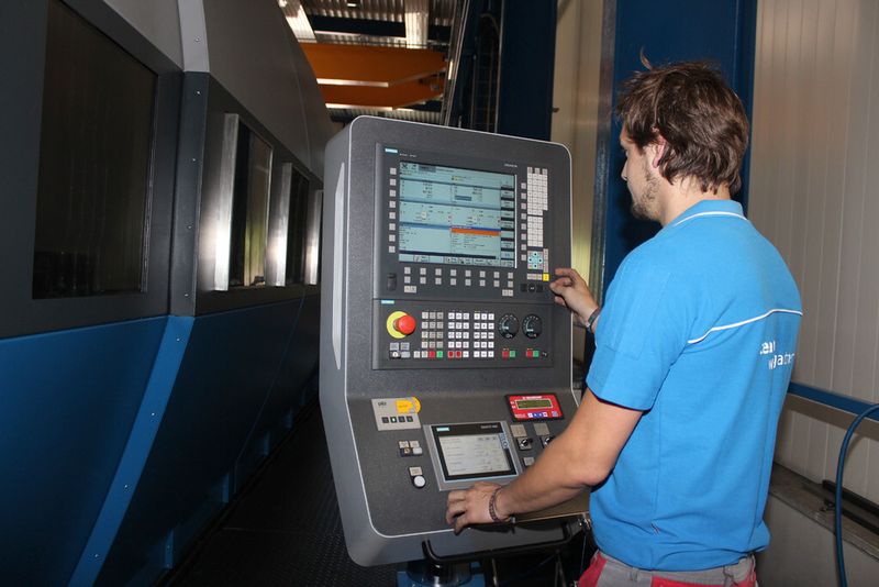 Die von Siemens und Kuka gemeinsam entwickelte Softwareschnittstelle Run My Robot/MX-Automation ermöglicht es Facharbeitern, am Bedienerterminal der Sinumerik 840D sl sowohl die Mpmc-Maschine als auch den Knickarmroboter KR60 zu steuern. (Bild: Siemens)