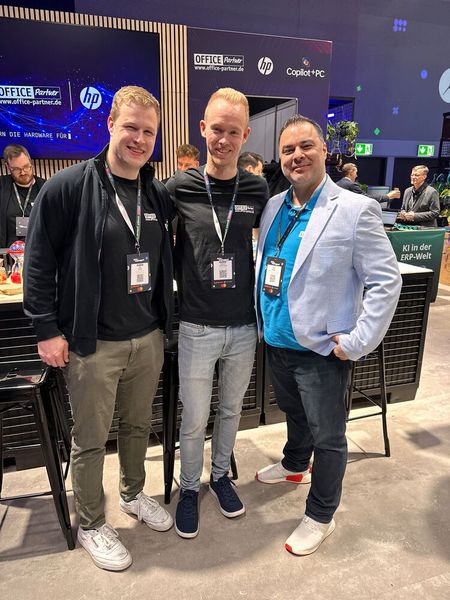 Wer sich nicht kennt, lernt sich kennen (v, l.) Kay Peters und Raphael Lechtenberg (Office Partner) mit Ömer Sengül (Lenovo). (Bild: Vogel IT-Medien GmbH)
