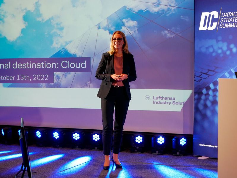 Sie stellt in ihrem Vortrag die 'Cloud-First'-Strategie der Lufthansa Gruppe vor und erläutert die mit der Umsetzung verbundenen Herausforderungen und Lösungsansätze. (Bild: Vogel IT-Medien GmbH)