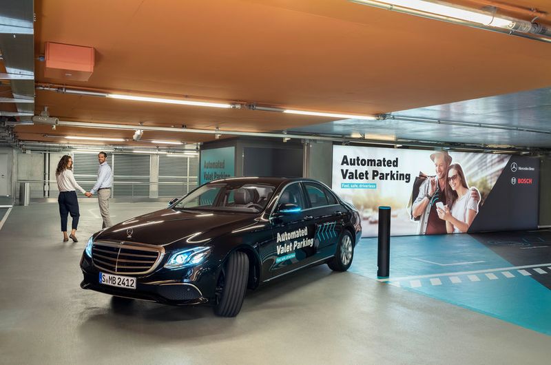 Der Fahrer muss das Fahrmanöver beim Automated Valet Parking nicht mehr überwachen und kann das Parkhaus bereits verlassen, während das Auto noch parkt. (Bosch)