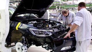 Im VW-Fertigungswerk Emden geht wegen fehlender Halbleiter wieder auf Kurzarbeit. (Bild: Volkswagen)