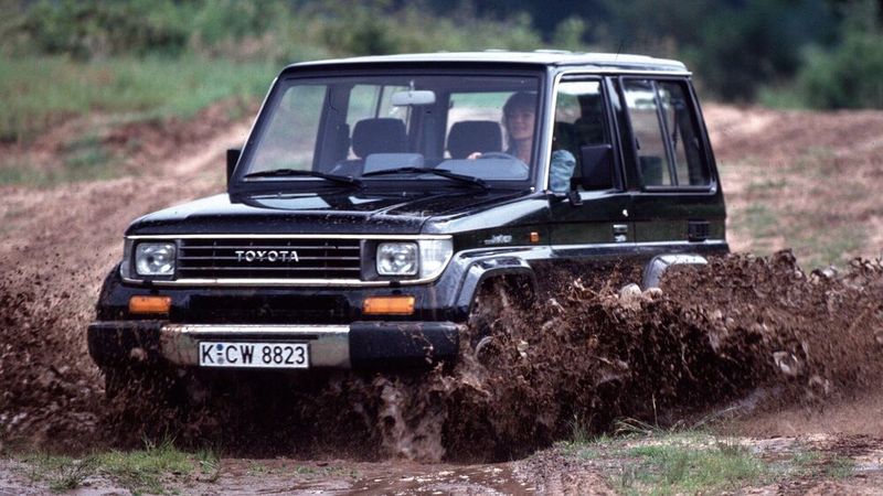 1984 wurde der J7 als Ersatz des J4 eingeführt als Softtop (Stoffverdeck) und Hardtop (abnehmbares festes Verdeck), als Pick-up, als geschlossener drei- und fünftüriger Geländewagen sowie als Modell mit seitlichen nach innen gerichteten Rücksitzen. Der J7 hatte in der „light duty“ Ausführung als Personentransporter an Lenkern geführte Starrachsen und Schraubenfedern für bessere Fahreigenschaften. In der „heavy Duty“ Version gab es zunächst nur Blattfedern, später wurden an der Vorderachse Schraubenfedern verbaut. Die leichtere Version des Land Cruiser erhielt den Toyota 22R-2,4-l-Ottomotor, sowie die 2-Liter- und 2-Liter-Turbodiesel und 2,4-Liter-Dieselmotoren aus dem Toyota Hilux, darüber hinaus den 3,0-Liter Turbodiesel 1KZ-T. (Bild: Toyota)