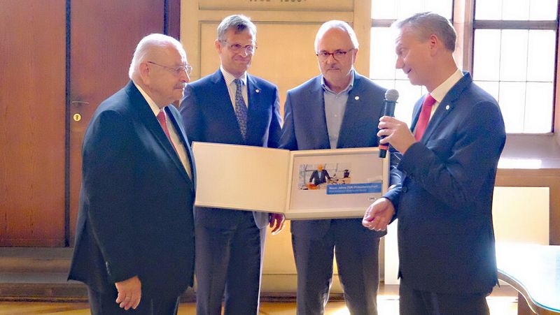 Erinnerungsgeschenk: Ein Fotoband erinnert an die Stationen des ZDK-Präsidenten. (Bild: Zietz – VCG)