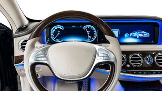 Sumitomo Demag präsentiert eigenen Angaben zufolge das größte, per In-Mould-Decorating hergestellte Display für den automobilen Innenraum. (Sumitomo Demag Plastics Machinery)