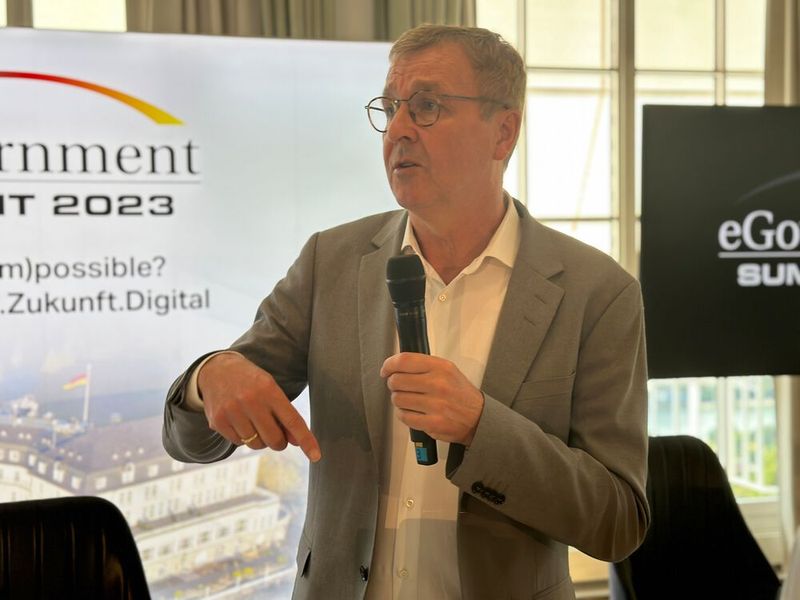 Erfolge, Erfahrungen und Ziele: „Verwaltungsdigitalisierung kann nicht nur durch gesetzliche Regelungen erfolgen. Es bedarf zusätzlich relevanter Maßnahmen, die das tatsächliche Tun fördern“, so Bürger (©Vogel IT-Akademie)