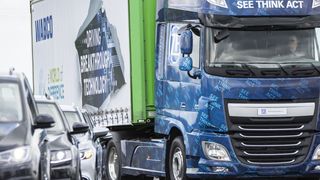 EMA, eine von ZF und Wabco realisierte Assistenzfunktion, soll Sattelzüge sicher an Gefahrenstellen vorbeilenken und dazu beitragen, Auffahrunfälle zu verhindern. (Foto: ZF)
