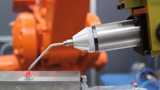 Durch geradlinige Schleifbewegungen entfernt ein Roboter Fräsrillen auf einem Werkstück.  (Bild: Fraunhofer-IPT)