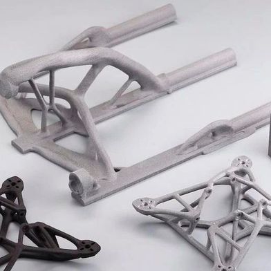 Diese Bauteile werden in Drohnen eingesetzt. Drohnen sind eine günstige Waffe, die auch das ukrainische Militär massenhaft nutzt. Wer hätte gedacht, dass eine Freiwilligentruppe namens Drukarmija in Deutschland dafür wichtige Bauteile additiv fertigt? ... (Bild: Teresont)