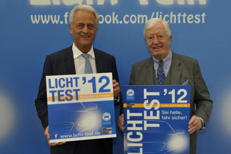 Eingespieltes Team beim Lichttest: Bundesverkehrsminister Peter Ramsauer (li.) und ZDK-Präsident Robert Rademacher. (Foto: Promotor)