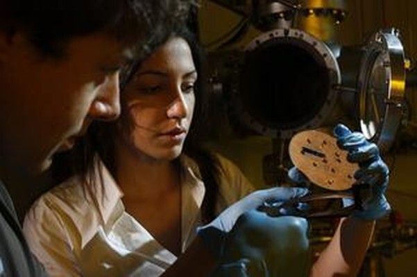 Lange Nacht der Wissenschaften in Garching: Doktoranden der Arbeitsgruppe von Prof. Finley (Walter Schottky Institut der TUM und Exzellenzcluster Nanosystems Initiative Munich (NIM)) bei Beschichtungsversuchen (Bild: Christoph Hohmann / NIM)