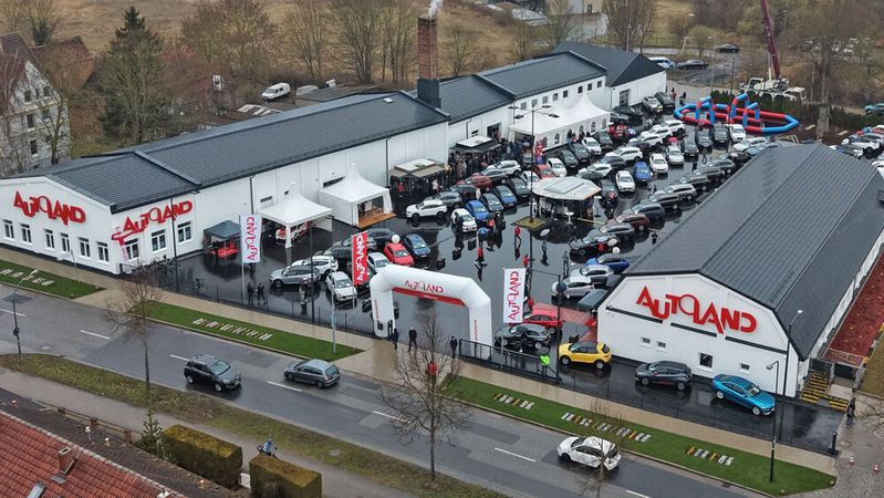 Auf dem Gelände des ehemaligen Ford-Händlers Bumann entstand in Wismar die neue Autoland-Filiale, die zur Eröffnung gleich 1.200 Besucher anlockte.(Bild:  Autoland)