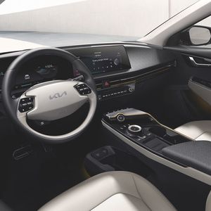 Unterhalb des Multimedia- und Navigationsdisplays befinden sich haptische Schalter für die Klimaanlage.(Bild:  Auto-Medienportal.Net/Kia)