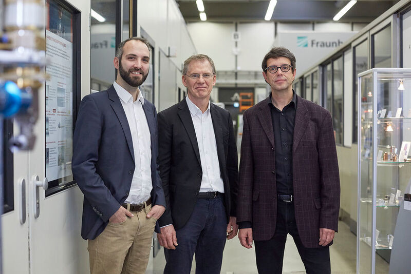 Das Bild zeigt die Entwickler des EHLA-Verfahrens Thomas Schopphoven, Gerhard Maria Backes und Andres Gasser (v.l.n.r.). (Piotr Banczerowski / Fraunhofer)