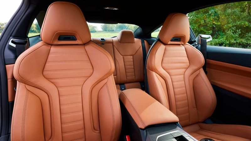 Der Innenraum ist luxuriös eingerichtet. Hinten allerdings sollten – zumindest Erwachsene – keine Raumwunder erwarten. (BMW)