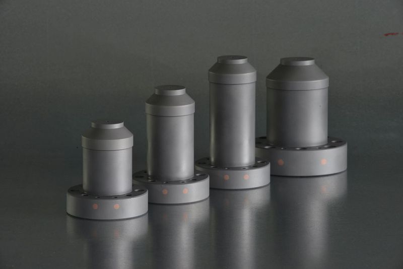 Im Hybridverfahren hergestellte Angussbuchsen für Heisskanalsysteme: Der unterer Teil wurde konventionell gedreht, die Kappe mit Kühlkanal jeodch mittels additivem Prozess aufgebaut. (Bild: Ecoparts)