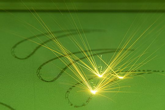 Per pulverbettbasiertem Lasersstrahlschmelzen wird hier komplexe Metallbauteile additiv an der BAM gefertigt. Nun gibt es ein Projekt, dass dabei helfen soll, solche Bauteile schon bei ihrer Entstehung auf ihre Eignung für die Luftfahrtbranche zu testen. Hier die Details ...(Bild:  BAM)